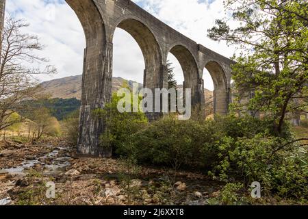 Der Blick auf den Glenfinnan Viadukt, Glenfinnan, schottische Highlands, Schottland, Westküste, Argyle, UK, Vereinigtes Königreich Stockfoto