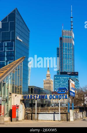 Warschau, Polen - 18. März 2022: Ochota Bahnhof mit Chmielna 89 plaza, Varso Turm und Kultur- und Wissenschaftspalast in Srodmiescie Business Distr Stockfoto