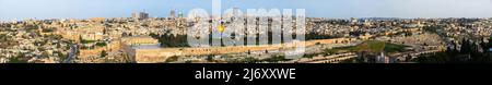 Panoramablick auf die Altstadt von Jerusalem und den Tempelberg, den Felsendom und die Al Aqsa Moschee vom Ölberg in Jerusalem, Israel Stockfoto