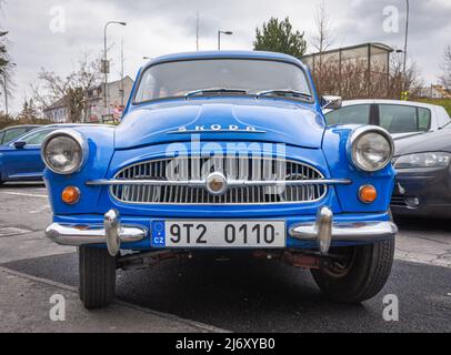 Bruntal, Tschechische Republik, 20.04.2022, Vorderansicht des Oldtimers Skoda Octavia in blauer Farbe, der in den Jahren 1959-1971 hergestellt wurde Stockfoto