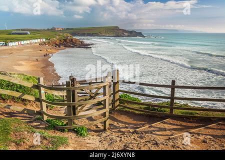 Der South West Coastal Fußweg schlängelt sich entlang der Klippen mit Blick auf Bideford Bay und hinunter durch einen Stil zur beliebten Küstenstadt Cornichs Stockfoto