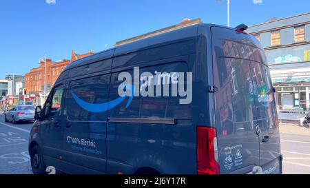 Amazon Lieferwagen in Dublin - DUBLIN, IRLAND - APRIL 20. 2022 Stockfoto