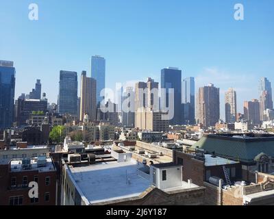 Blick auf die Dächer von Häusern in New York und die Wolkenkratzer im Geschäftsviertel der Stadt. Dächer der Metropole Schlafbereiche mit Hochhaus Stockfoto