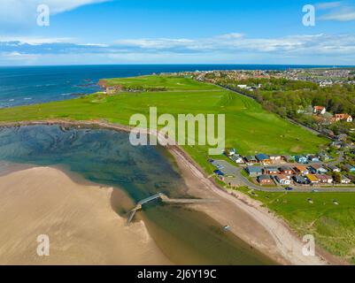 Luftaufnahme der Belhaven Bridge über Biel Water und Winterfield Golf Club in Dunbar, East Lothian, Schottland Stockfoto