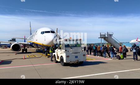 Ryanair-Flugzeug am Flughafen Frankfurt Hahn - HAHN, DEUTSCHLAND - 20. APRIL 2022 Stockfoto