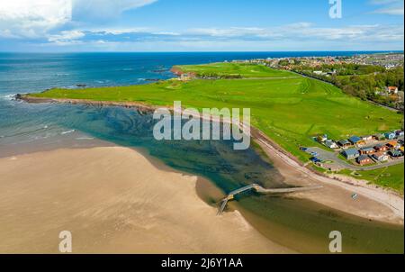 Luftaufnahme der Belhaven Bridge über Biel Water und Winterfield Golf Club in Dunbar, East Lothian, Schottland Stockfoto