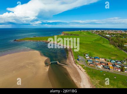 Luftaufnahme der Belhaven Bridge über Biel Water und Winterfield Golf Club in Dunbar, East Lothian, Schottland Stockfoto