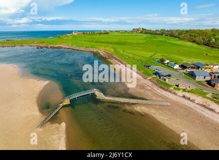 Luftaufnahme der Belhaven Bridge über Biel Water und Winterfield Golf Club in Dunbar, East Lothian, Schottland Stockfoto