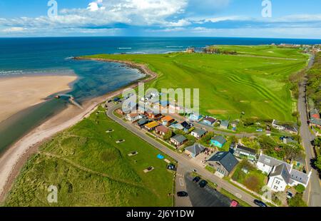 Luftaufnahme der Belhaven Bridge über Biel Water und Winterfield Golf Club in Dunbar, East Lothian, Schottland Stockfoto