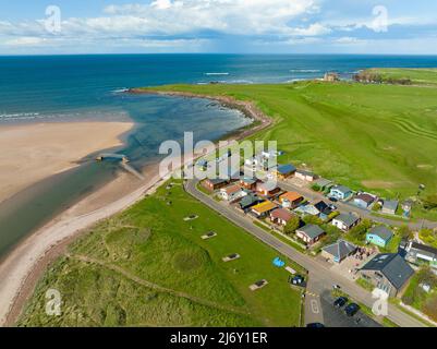 Luftaufnahme der Belhaven Bridge über Biel Water und Winterfield Golf Club in Dunbar, East Lothian, Schottland Stockfoto