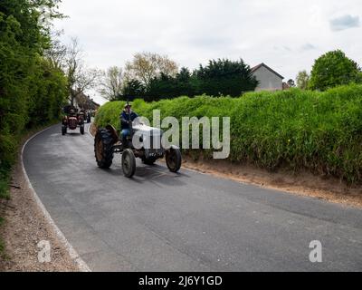 Gt. Bardfield Braintee Essex Großbritannien, 2.. Mai 2022. Stebbing Tractor führt jedes Jahr eine Veranstaltung durch, bei der alte Traktoren durch die Landschaft von Essex gefahren werden. Traktoren werden verwendet, um landwirtschaftliche Anbaugeräte zu ziehen. Copyright Willliam Edwards/Alamy Stockfoto