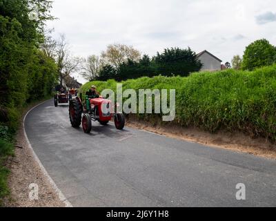 Gt. Bardfield Braintee Essex Großbritannien, 2.. Mai 2022. Stebbing Tractor führt jedes Jahr eine Veranstaltung durch, bei der alte Traktoren durch die Landschaft von Essex gefahren werden. Traktoren werden verwendet, um landwirtschaftliche Anbaugeräte zu ziehen. Copyright Willliam Edwards/Alamy Stockfoto