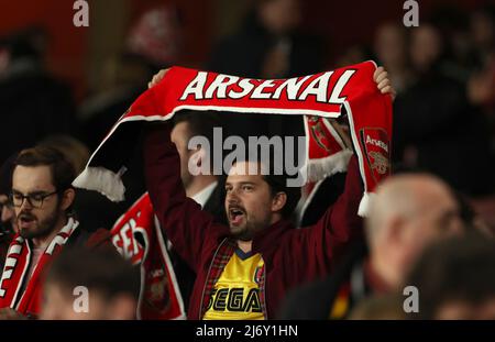 Arsenal-Fans zeigen ihre Unterstützung in den Tribünen nach dem Spiel der Barclays FA Women's Super League im Emirates Stadium, London. Bilddatum: Mittwoch, 4. Mai 2022. Stockfoto
