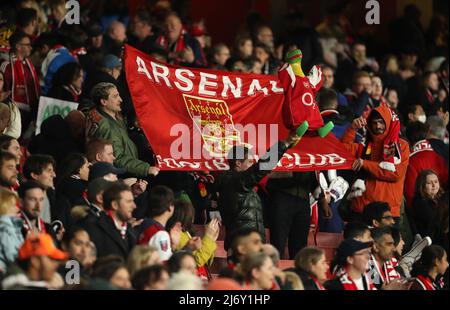 Arsenal-Fans zeigen ihre Unterstützung in den Tribünen nach dem Spiel der Barclays FA Women's Super League im Emirates Stadium, London. Bilddatum: Mittwoch, 4. Mai 2022. Stockfoto