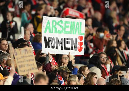 Arsenal-Fans zeigen ihre Unterstützung in den Tribünen nach dem Spiel der Barclays FA Women's Super League im Emirates Stadium, London. Bilddatum: Mittwoch, 4. Mai 2022. Stockfoto