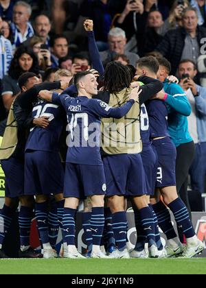 Madrid, Spanien. 04.. Mai 2022. Die Spieler von Manchester City spielten während des UEFA Champions League-Spiels zwischen Real Madrid und Mancheaster City am 4. Mai 2021 im Santiago Bernabeu-Stadion in Madrid, Spanien. (Foto von Ruben Albarran/PRESSINPHOTO) Credit: PRESSINPHOTO SPORTS AGENCY/Alamy Live News Stockfoto