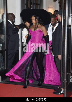 SZA bei der Abreise für Celebrity Candids - Abfahrt zur Met Gala, The Mark Hotel, New York, NY, 2. Mai 2022. Foto: Quoin Pics/Everett Collection Stockfoto