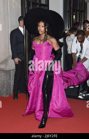 SZA bei der Abreise für Celebrity Candids - Abfahrt zur Met Gala, The Mark Hotel, New York, NY, 2. Mai 2022. Foto: Quoin Pics/Everett Collection Stockfoto