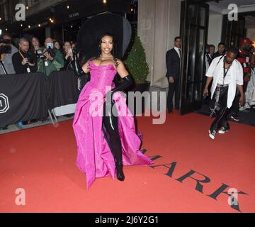 SZA bei der Abreise für Celebrity Candids - Abfahrt zur Met Gala, The Mark Hotel, New York, NY, 2. Mai 2022. Foto: Quoin Pics/Everett Collection Stockfoto