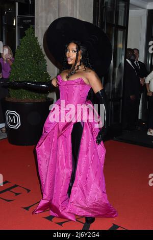 SZA bei der Abreise für Celebrity Candids - Abfahrt zur Met Gala, The Mark Hotel, New York, NY, 2. Mai 2022. Foto: Quoin Pics/Everett Collection Stockfoto