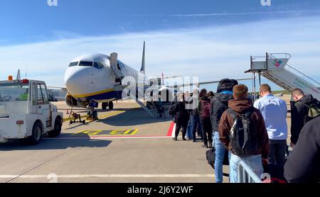 Passagiere, die am Flughafen Frankfurt Hahn in ein Ryanair-Flugzeug einsteigen - HAHN, DEUTSCHLAND - 20. APRIL 2022 Stockfoto