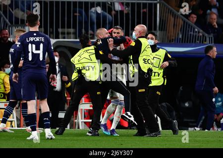 Spanien. 04.. Mai 2022. Ein Eindringling umarmt benzema während des UEFA Champions League Halbfinale der zweiten Etappe zwischen Real Madrid und Manchester City im Santiago Bernabeu Stadium in Madrid. Bild: DAX Images/Alamy Live News Stockfoto