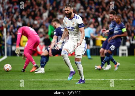 Spanien. 04.. Mai 2022. Karim Benzema von Real Madrid feiert ein Tor während des UEFA Champions League Halbfinale der zweiten Etappe zwischen Real Madrid und Manchester City im Santiago Bernabeu Stadion in Madrid. Bild: DAX Images/Alamy Live News Stockfoto