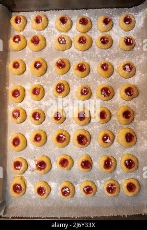 Ochsenaugen-Kekse auf dem Backblech Stockfoto