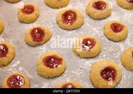 Ochsenaugen-Kekse auf dem Backblech Stockfoto