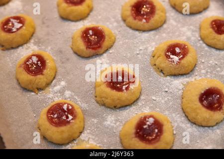 Ochsenaugen-Kekse auf dem Backblech Stockfoto