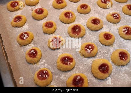 Ochsenaugen-Kekse auf dem Backblech Stockfoto