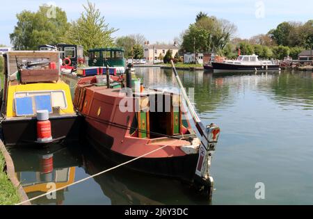 Boote am Junction Bridge House bei Saul Junction auf dem Gloucester- und Sharpness-Kanal Stockfoto