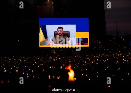 Kopenhagen, Dänemark - Mai 4. 2022. Der ukrainische Präsident Volodymyr Zelensky spricht per Übertragung auf einer großen Leinwand im Freien vor einer großen Menschenmenge von Peo Stockfoto