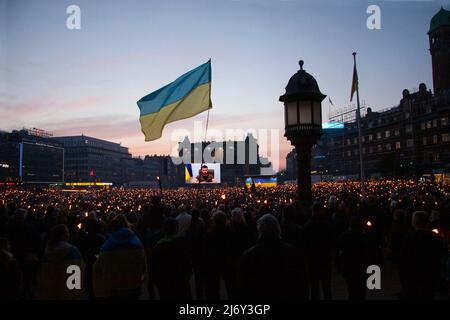 Kopenhagen, Dänemark - Mai 4. 2022. Der ukrainische Präsident Volodymyr Zelensky spricht per Übertragung auf einer großen Leinwand im Freien vor einer großen Menschenmenge von Peo Stockfoto