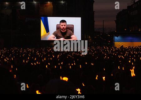 Kopenhagen, Dänemark - Mai 4. 2022. Der ukrainische Präsident Volodymyr Zelensky spricht per Übertragung auf einer großen Leinwand im Freien vor einer großen Menschenmenge von Peo Stockfoto