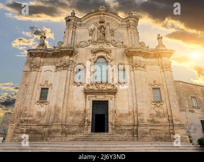 Mdera, Basilikata, Italien. August 2021. Herrliche Aussicht auf die Kirche von San Francesco d'Assisi in der goldenen Stunde. Niemand. Stockfoto