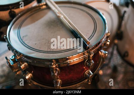Großer Winkel von Holztrommeln auf der Trommel, vorbereitet für den Live-Auftritt der Rockband im Studio Stockfoto