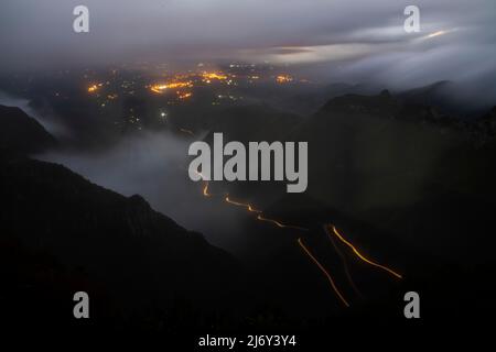 Neblige Nacht in der Serra do Rio do Rastro eine der schönsten Straßen der Welt, Santa Catarina Estate, Brasilien Stockfoto