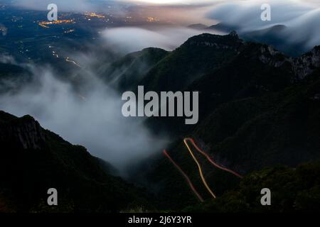 Neblige Nacht in der Serra do Rio do Rastro eine der schönsten Straßen der Welt, Santa Catarina Estate, Brasilien Stockfoto