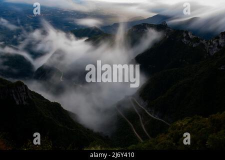 Neblige Nacht in der Serra do Rio do Rastro eine der schönsten Straßen der Welt, Santa Catarina Estate, Brasilien Stockfoto