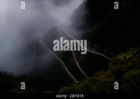 Neblige Nacht in der Serra do Rio do Rastro eine der schönsten Straßen der Welt, Santa Catarina Estate, Brasilien Stockfoto