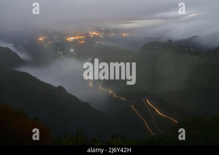 Neblige Nacht in der Serra do Rio do Rastro eine der schönsten Straßen der Welt, Santa Catarina Estate, Brasilien Stockfoto