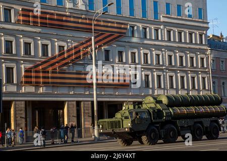 Moskau, Russland. 4.. Mai 2022. Ein S-400 Triumph Boden-Luft-Raketensystem steuert auf den Roten Platz zu, um eine nächtliche Probe für die bevorstehende Parade zum Victory Day zu veranstalten, die den 77.. Jahrestag des Sieges über Nazi-Deutschland im Zweiten Weltkrieg in Moskau, Russland, ankündigte. Nikolay Vinokurov/Alamy Live News Stockfoto