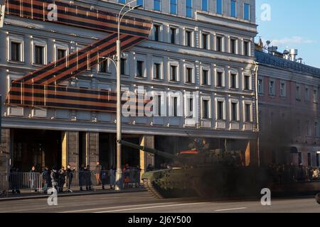 Moskau, Russland. 4.. Mai 2022. Die Hauptkampfpanzer T-72B3 fahren zum Roten Platz, um die bevorstehende Parade zum Victory Day am 9. Mai in Moskau, Russland, zu Proben. Nikolay Vinokurov/Alamy Live News Stockfoto