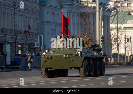 Moskau, Russland. 4.. Mai 2022. Ein gepanzerter BTR-82A-Personalträger fährt zum Roten Platz, um die bevorstehende Parade zum Victory Day am 9. Mai in Moskau, Russland, zu Proben. Nikolay Vinokurov/Alamy Live News Stockfoto