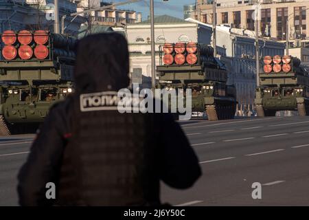 Moskau, Russland. 4.. Mai 2022. Eine Buk-M3-Raketenanlage begibt sich auf den Roten Platz zur Probe der bevorstehenden Parade zum Victory Day am 9. Mai in Moskau, Russland. Nikolay Vinokurov/Alamy Live News Stockfoto
