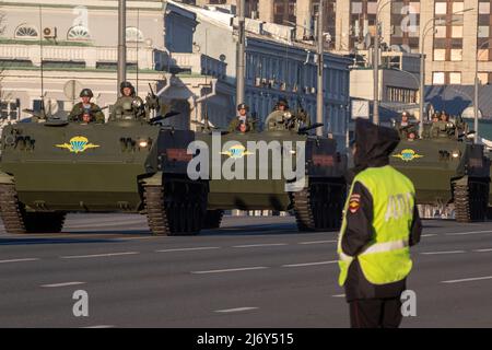 Moskau, Russland. 4.. Mai 2022. BTR MDM Rakushka-M gepanzerte Personalträger begeben sich zum Roten Platz, um die bevorstehende Parade zum Victory Day am 9. Mai in Moskau, Russland, zu Proben. Nikolay Vinokurov/Alamy Live News Stockfoto