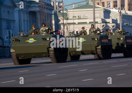 Moskau, Russland. 4.. Mai 2022. BTR MDM Rakushka-M gepanzerte Personalträger begeben sich zum Roten Platz, um die bevorstehende Parade zum Victory Day am 9. Mai in Moskau, Russland, zu Proben. Nikolay Vinokurov/Alamy Live News Stockfoto