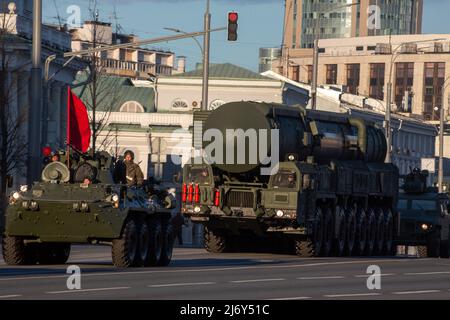 Moskau, Russland. 4.. Mai 2022. Ein mobiler Raketenwerfer, der eine hermonukleare bewaffnete interkontinentale ballistische Rakete trägt, fährt zur Probe der bevorstehenden Parade zum Victory Day am 9. Mai in Moskau, Russland, zum Roten Platz. Nikolay Vinokurov/Alamy Live News Stockfoto