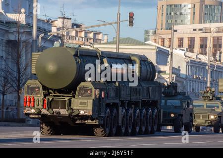 Moskau, Russland. 4.. Mai 2022. Ein mobiler Raketenwerfer, der eine hermonukleare bewaffnete interkontinentale ballistische Rakete trägt, fährt zur Probe der bevorstehenden Parade zum Victory Day am 9. Mai in Moskau, Russland, zum Roten Platz. Nikolay Vinokurov/Alamy Live News Stockfoto